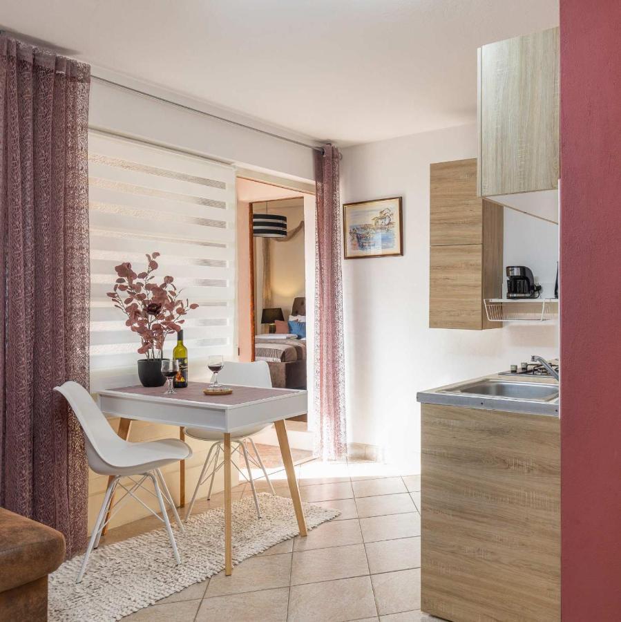 Bougainvillea--Apartment By The Sea Стон Екстер'єр фото