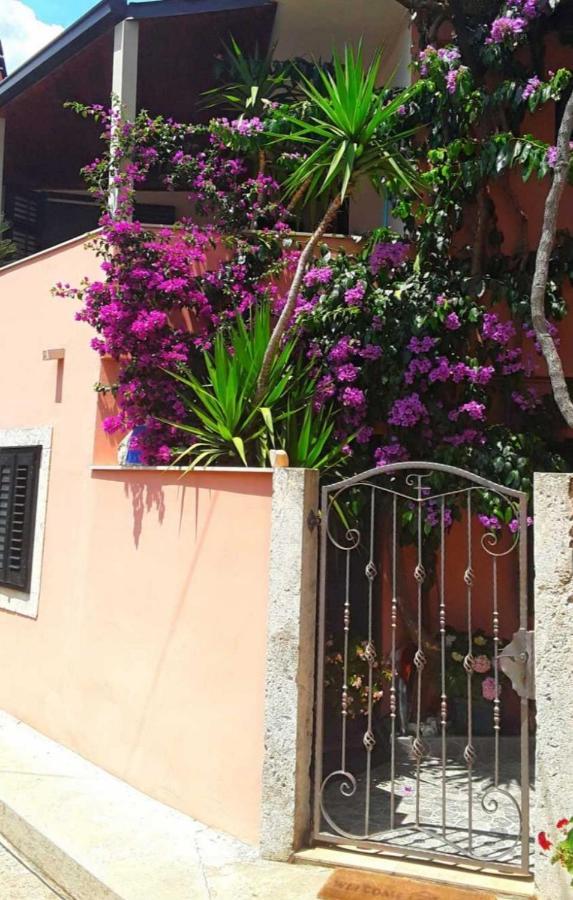 Bougainvillea--Apartment By The Sea Стон Екстер'єр фото